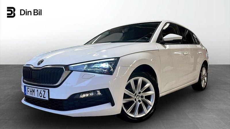 Vit (candy white) Begagnad 2020 Skoda Scala Style Halvkombi | 174 900 kr (Marknadspris) - Bild 1/4