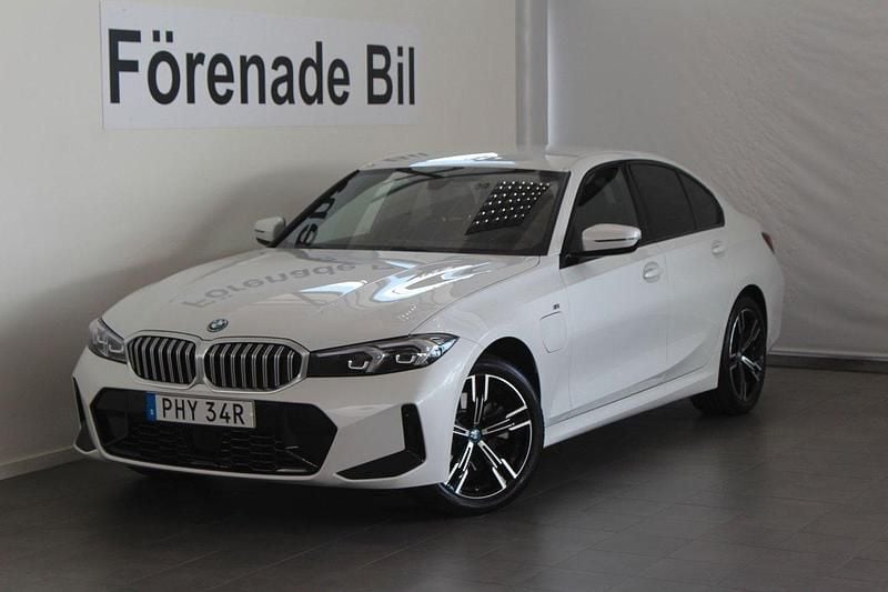 Vit Begagnad 2024 BMW 330e M Sport Sedan | 479 000 kr (Superpris) - Bild 1/4