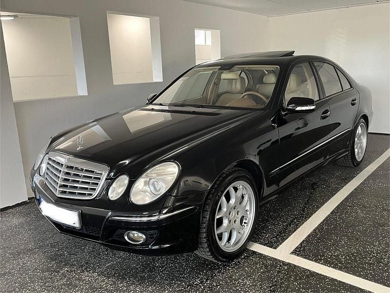 Svart Begagnad 2007 Mercedes E500 Sedan | 129 000 kr - Bild 1/4