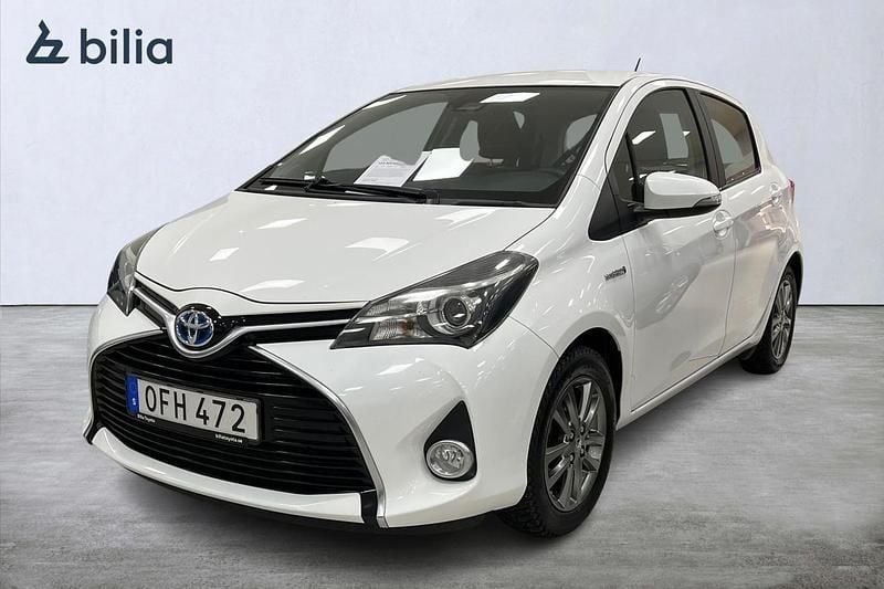 Vit Begagnad 2016 Toyota Yaris Hybrid Active Halvkombi | 149 900 kr (Marknadspris) - Bild 1/3