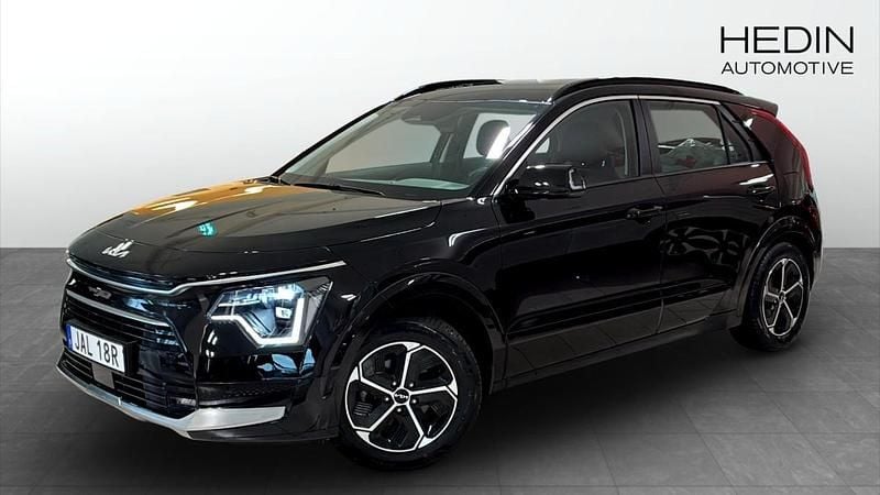 Svart (black) Begagnad 2023 Kia Niro SUV | 299 900 kr (Bra pris) - Bild 1/4