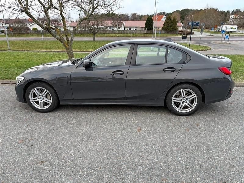 Individual lack Begagnad 2020 BMW 330 Sport Line Sedan | 239 000 kr (Marknadspris) - Bild 1/4