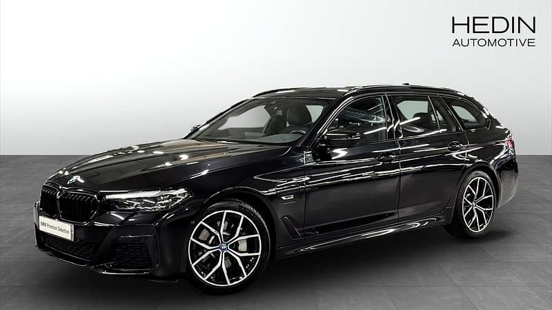 Svart Begagnad 2024 BMW 530e M Sport Kombi | 418 700 kr (Bra pris) - Bild 1/4