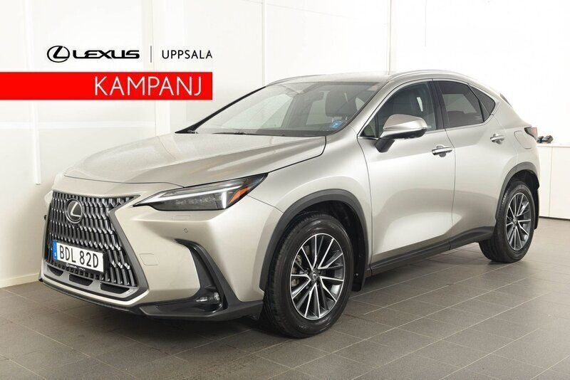 Ljusgrå Begagnad 2023 Lexus NX450h+ Executive Line SUV | 579 900 kr - Bild 1/4