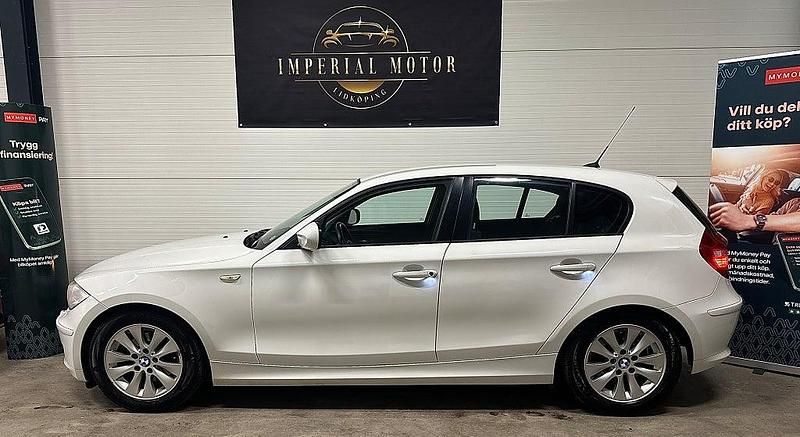 Vit Begagnad 2011 BMW 118 Halvkombi | 52 000 kr (Marknadspris) - Bild 1/4