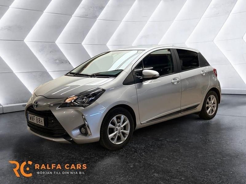 Begagnad Toyota Yaris Hybrid 101 HK (74 kW) 2019 Silver Halvkombi