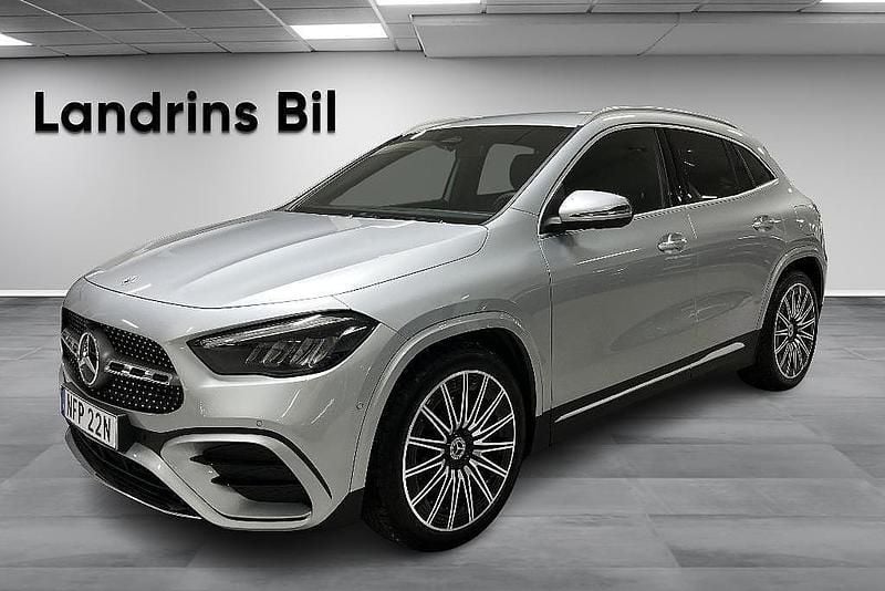 Silver Begagnad 2024 Mercedes GLA200 AMG Line Premium SUV | 419 900 kr (Marknadspris) - Bild 1/4
