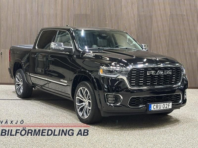 Svart (svartmetallic) Ny 2025 RAM 1500 Pickup | 1 336 250 kr (Marknadspris) - Bild 1/4