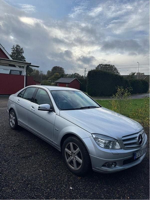 Silver Begagnad 2011 Mercedes C220 Avantgarde Sedan | 78 000 kr (Superpris) - Bild 1/4