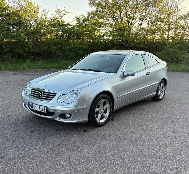 Silver Begagnad 2005 Mercedes C180 Sportkupé | 44 900 kr (Marknadspris) - Bild 1/4