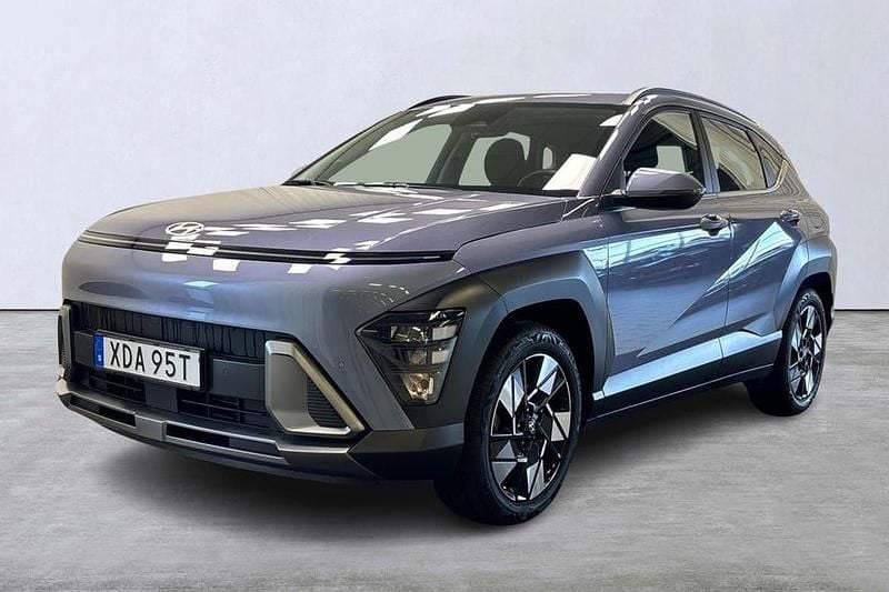 Blå Begagnad 2024 Hyundai Kona Essential SUV | 319 900 kr (Superpris) - Bild 1/4