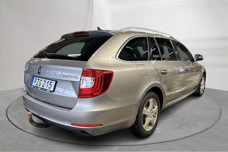 Begagnad Skoda Superb 140 HK (102 kW) 2015 Ljusbrun Kombi