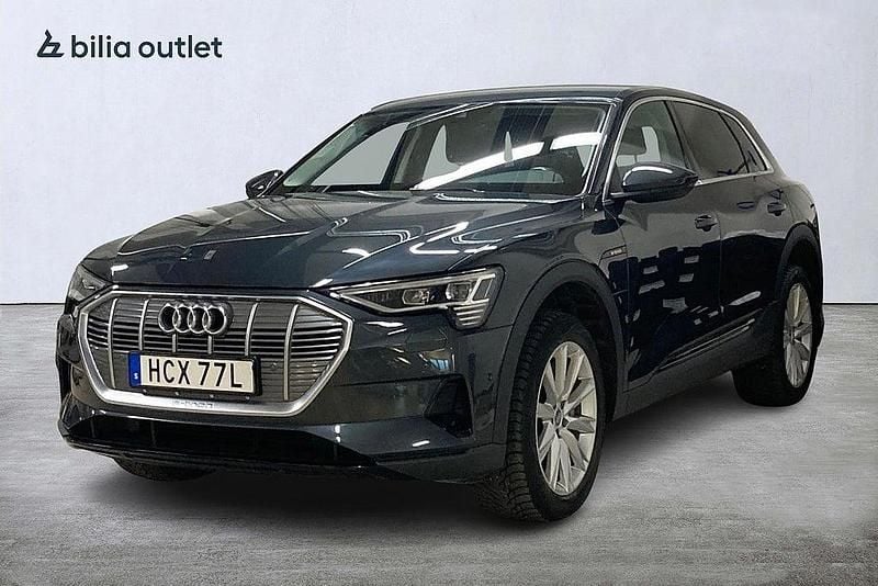 Grå Begagnad 2019 Audi e-tron SUV | 254 900 kr (Marknadspris) - Bild 1/3