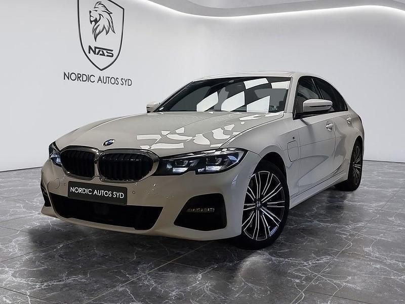 Vit Begagnad 2019 BMW 330e M Sport Sedan | 309 900 kr (Marknadspris) - Bild 1/4