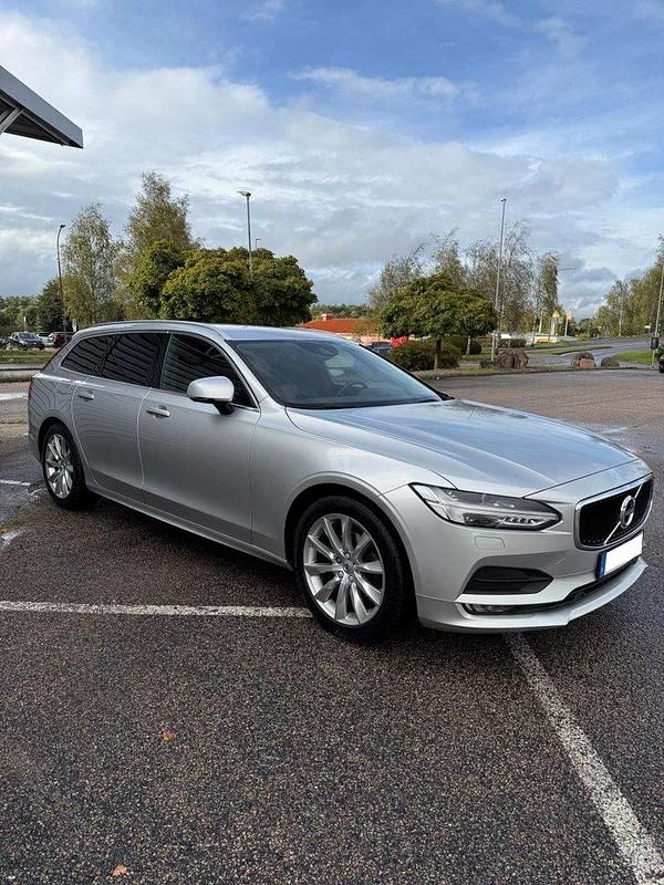 Silver Begagnad 2019 Volvo V90 Momentum Kombi | 258 000 kr (Lite dyr) - Bild 1/4