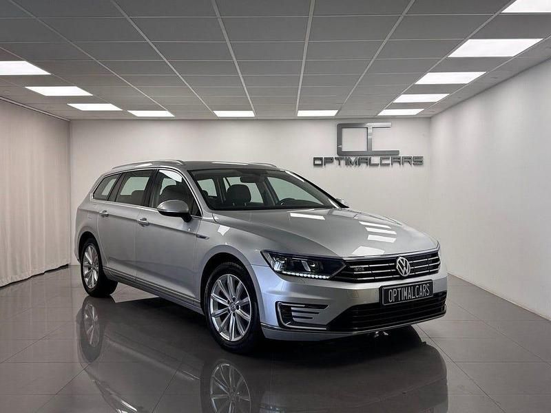 Silver Begagnad 2017 VW Passat GTE Kombi | 139 900 kr (Marknadspris) - Bild 1/4