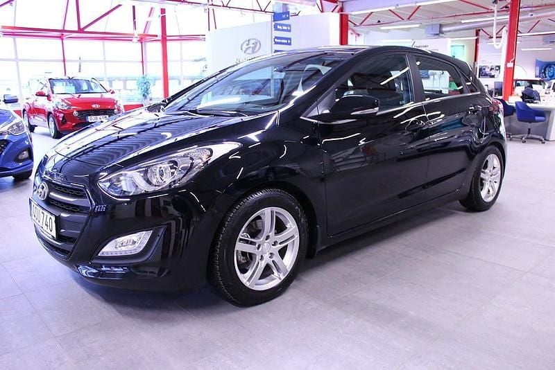 Svart Begagnad 2015 Hyundai i30 Halvkombi | 109 000 kr (Marknadspris) - Bild 1/4
