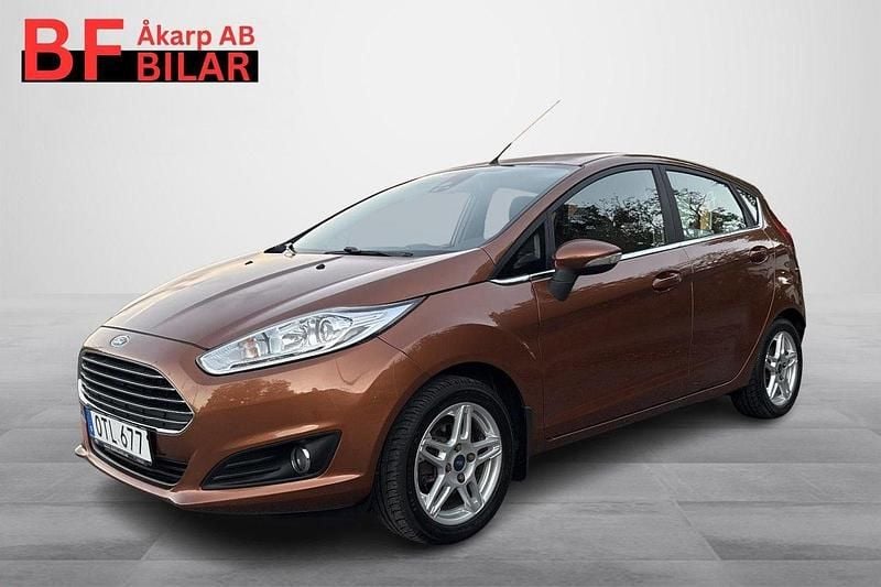 Brun Begagnad 2015 Ford Fiesta Titanium Halvkombi | 74 500 kr (Marknadspris) - Bild 1/4