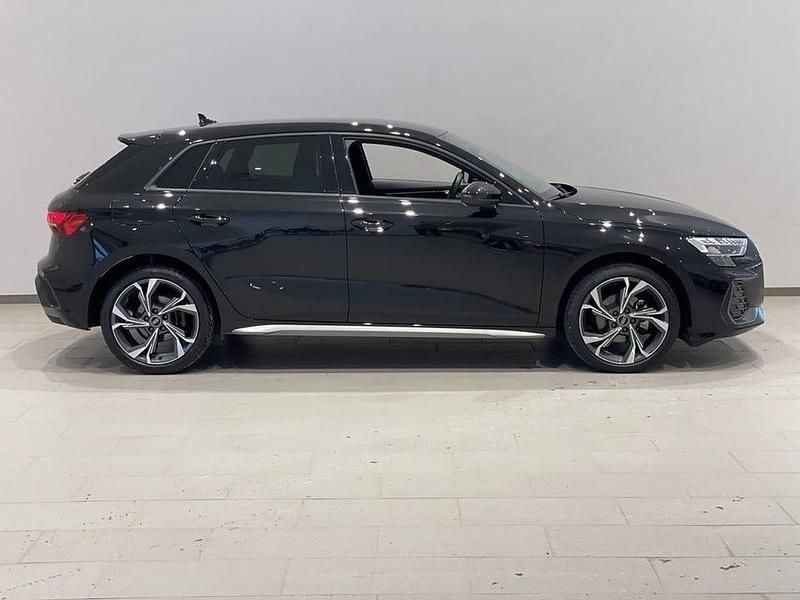 Begagnad Audi A3 S-Line 150 HK (110 kW) 2024 Mytsvart metallic Sedan
