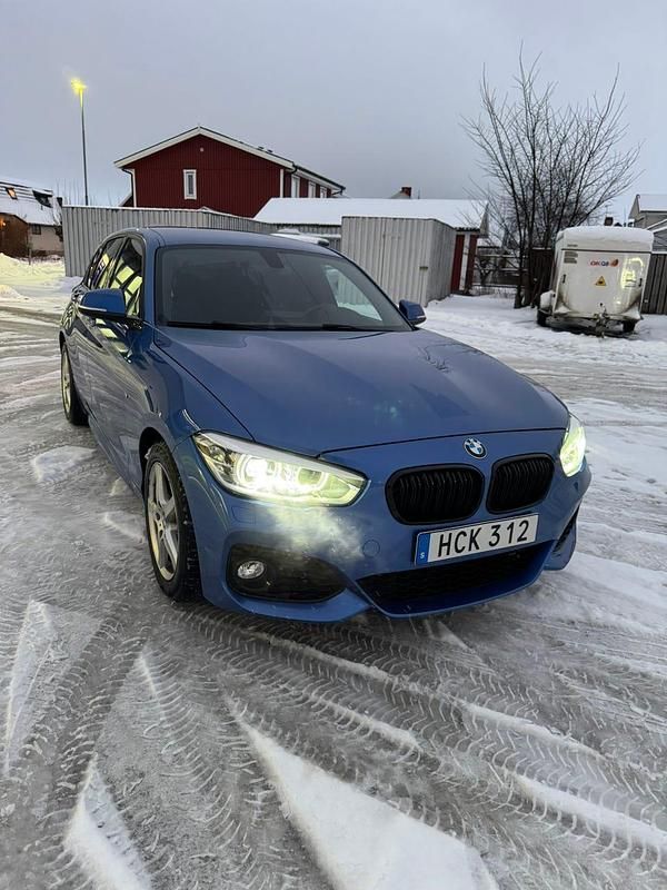 Estoril blue Begagnad 2016 BMW 118 Halvkombi | 139 000 kr (Marknadspris) - Bild 1/4