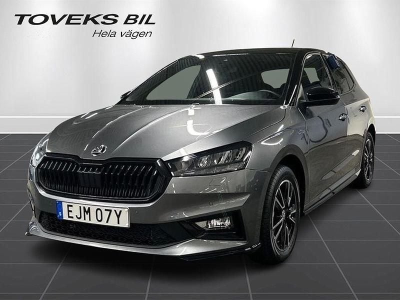 Grå Begagnad 2024 Skoda Fabia Monte Carlo Halvkombi | 229 800 kr (Marknadspris) - Bild 1/4