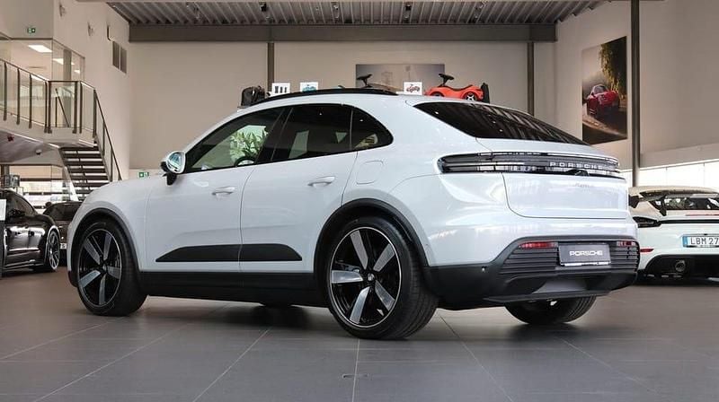 Begagnad Porsche Macan 4 Electric 289 kW (393 HK) 2024 Ljusgrå SUV
