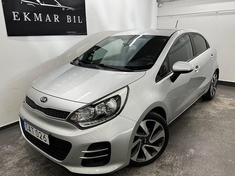 Grå Begagnad 2015 Kia Rio Halvkombi | 89 900 kr (Marknadspris) - Bild 1/4