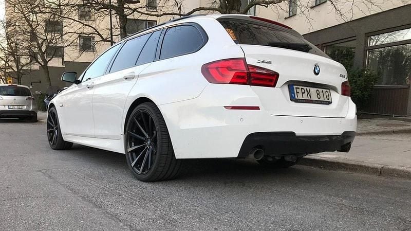Vit Begagnad 2013 BMW 535 M Sport Kombi | 189 000 kr (Lite dyr) - Bild 1/4