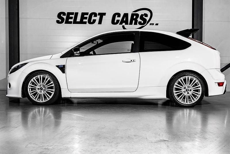 Begagnad Ford Focus RS 350 HK (257 kW) 2010 Vit Halvkombi