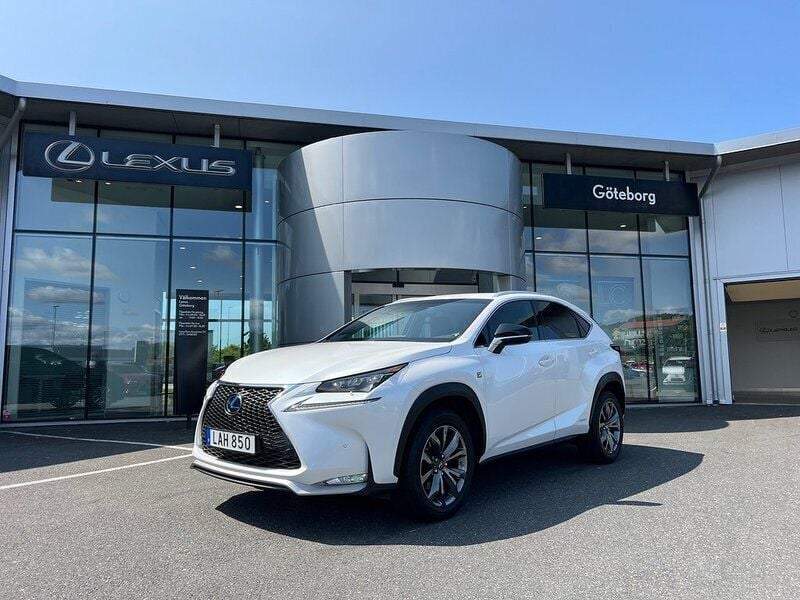 Vit Begagnad 2015 Lexus NX300h Sport Line SUV | 279 000 kr (Lite dyr) - Bild 1/4