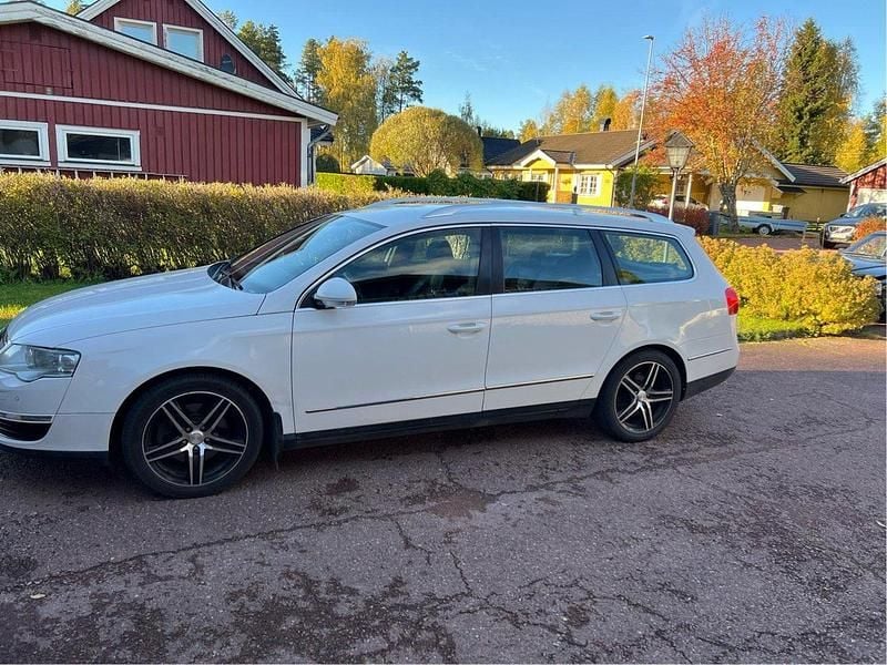 Vit Begagnad 2010 VW Passat Sportline Kombi | 52 000 kr (Lite dyr) - Bild 1/4