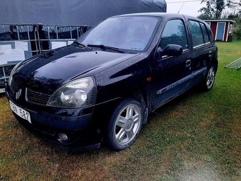 Svart Begagnad 2002 Renault Clio II Dynamique Halvkombi | 12 000 kr (Bra pris) - Bild 1/4