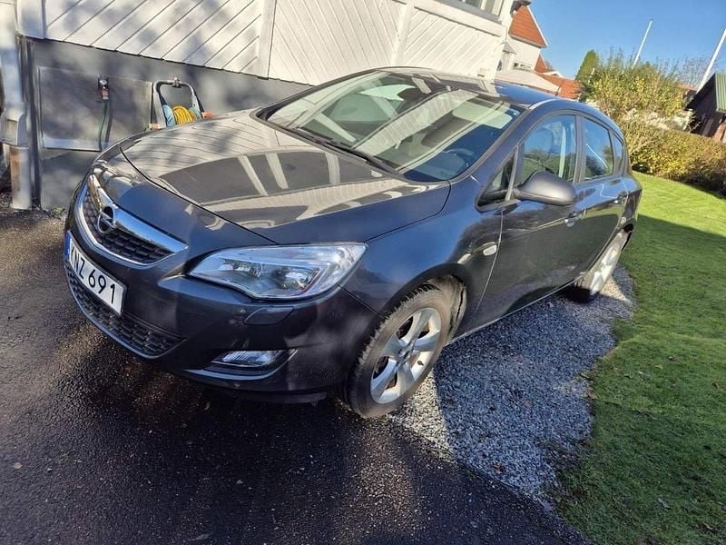 Grå Begagnad 2010 Opel Astra Enjoy Halvkombi | 30 000 kr (Bra pris) - Bild 1/4
