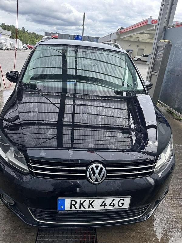 Svart Begagnad 2011 VW Touran Comfortline Minibuss | 59 000 kr (Bra pris) - Bild 1/4
