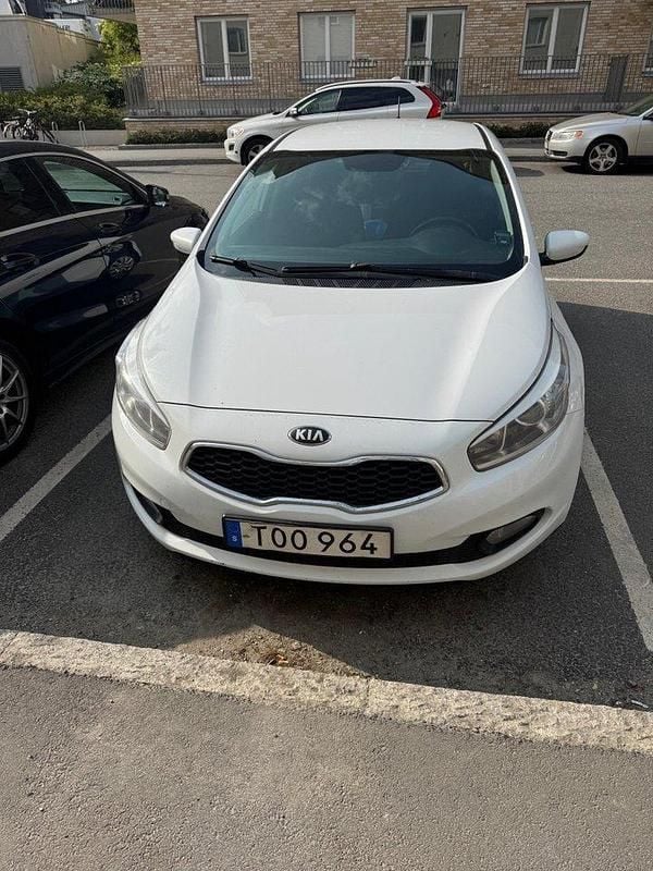 Vit Begagnad 2013 Kia Ceed EX Halvkombi | 42 000 kr (Marknadspris) - Bild 1/4
