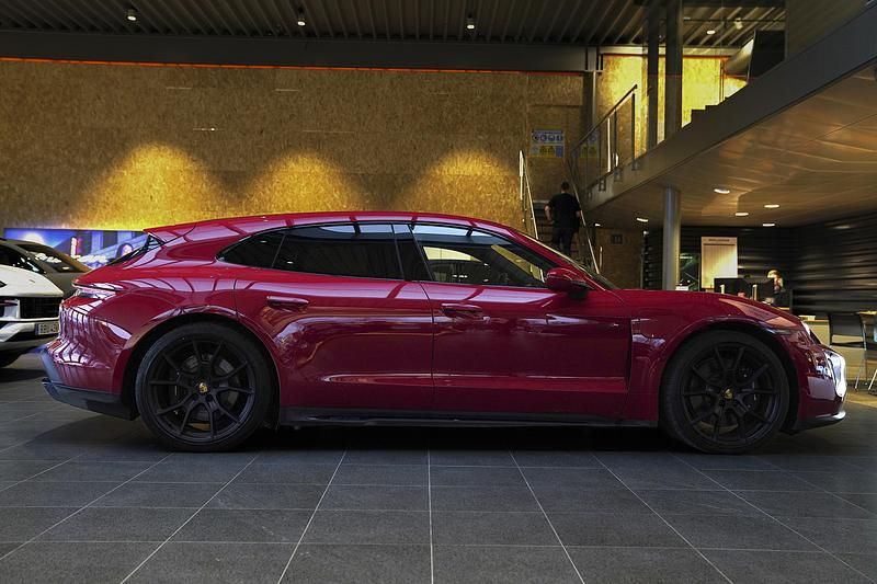 Begagnad Porsche Taycan GTS Sport Turismo 380 kW (517 HK) 2023 Röd Sedan