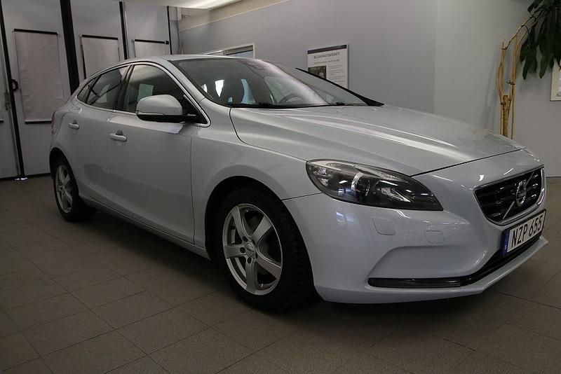 Begagnad Volvo V40 116 HK (85 kW) 2013 Ljusblå Halvkombi