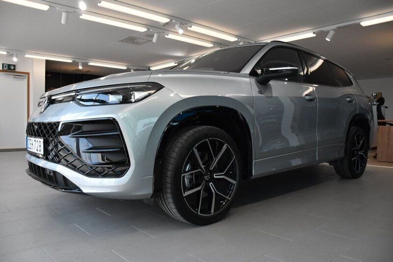 Silver (oyster silver metallic) Ny 2025 VW Tayron R-line Edition SUV | 756 000 kr - Bild 1/3