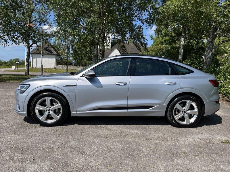 Silver Begagnad 2020 Audi e-tron Sportback Proline SUV | 377 000 kr (Marknadspris) - Bild 1/4