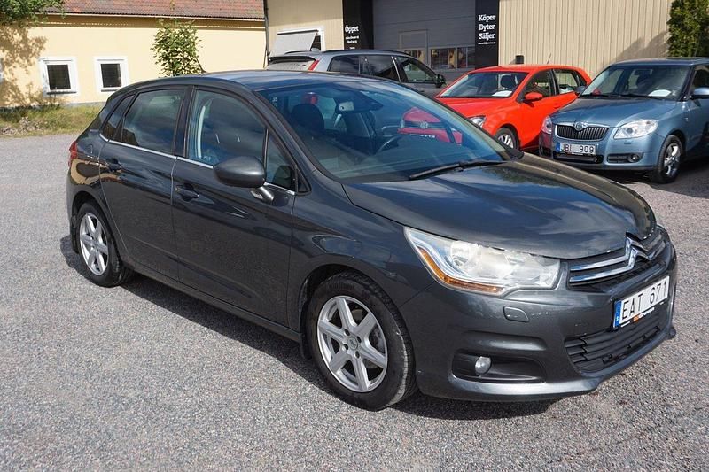 Grå Begagnad 2011 Citroën C4 Halvkombi | 52 900 kr (Marknadspris) - Bild 1/4