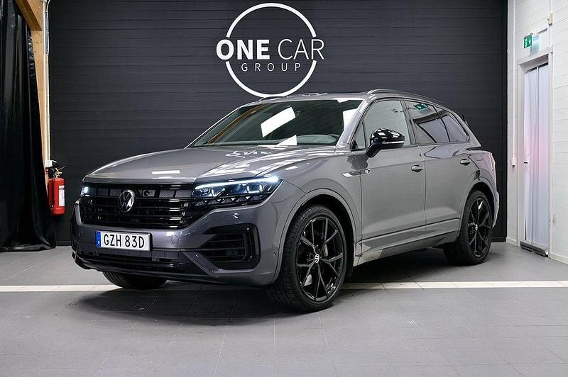 Grå Begagnad 2023 VW Touareg R SUV | 759 800 kr (Marknadspris) - Bild 1/4