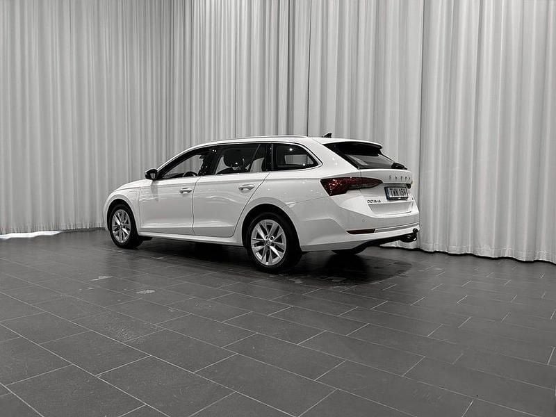 Begagnad Skoda Octavia 150 HK (110 kW) 2024 Candy white Kombi