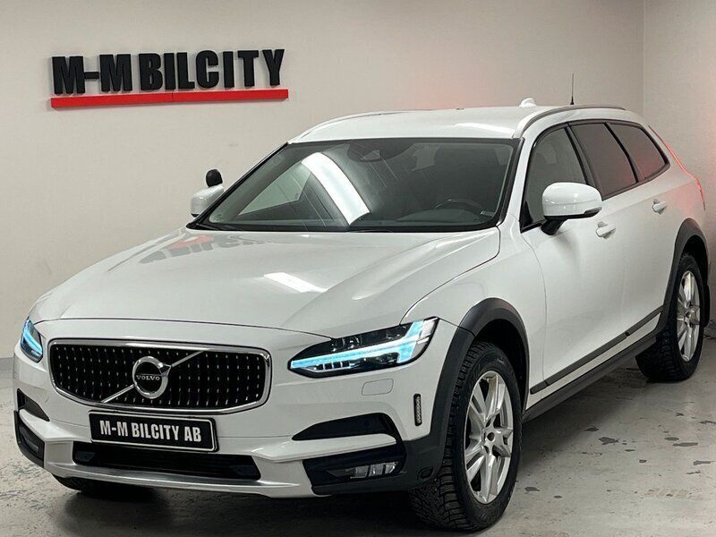 Vit Begagnad 2017 Volvo V90 CC Momentum Kombi | 199 900 kr - Bild 1/4