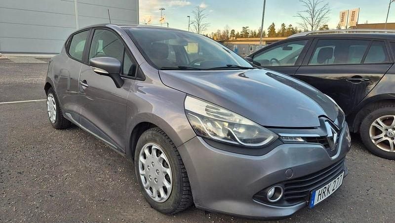 Grå Begagnad 2015 Renault Clio IV Halvkombi | 44 900 kr (Marknadspris) - Bild 1/4