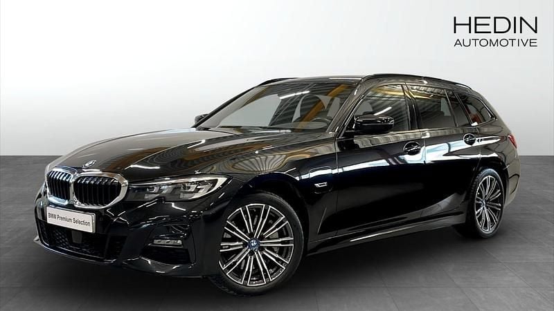 Svart (black) Begagnad 2022 BMW 330e M Sport Kombi | 348 700 kr (Marknadspris) - Bild 1/4