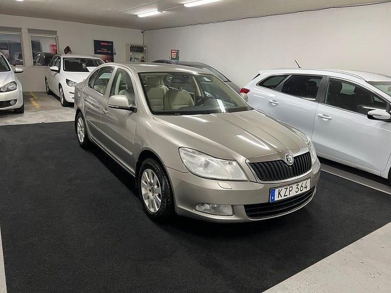 Ljusbrun Begagnad 2012 Skoda Octavia Elegance Halvkombi | 34 900 kr (Marknadspris) - Bild 1/4
