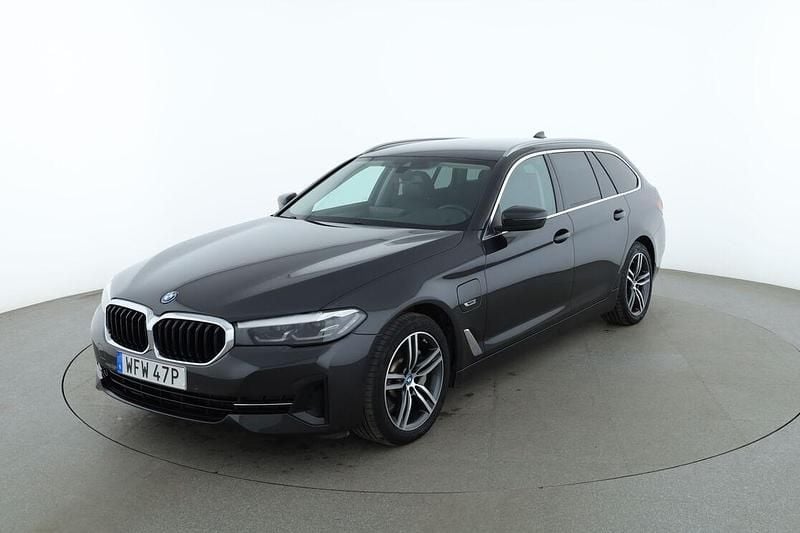 Grå Begagnad 2022 BMW 530e Kombi | 409 000 kr (Marknadspris) - Bild 1/3
