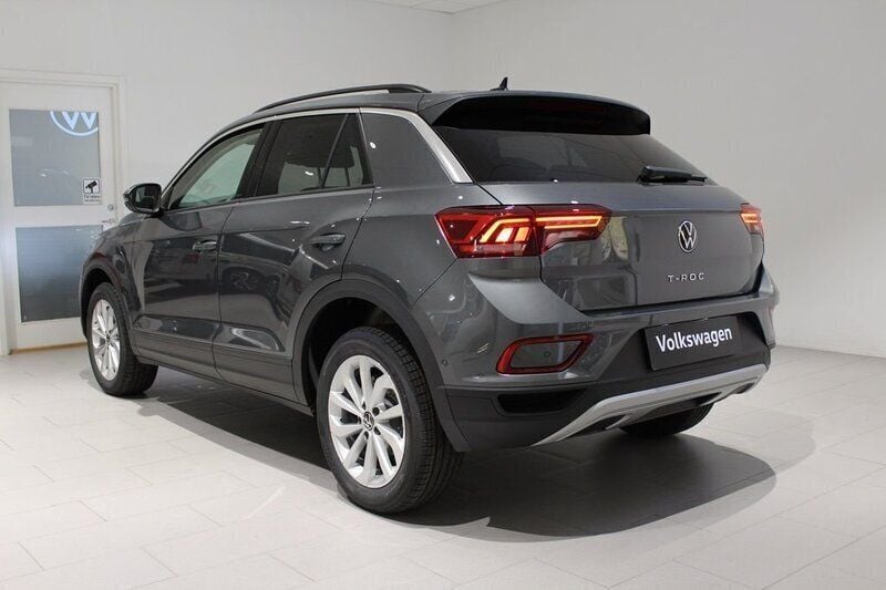 Grå (indium grey metallic) Ny 2025 VW T-Roc SUV | 367 700 kr (Marknadspris) - Bild 1/4