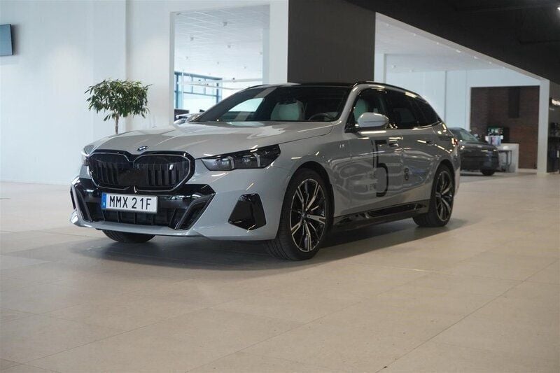 Grå/silver Begagnad 2024 BMW i5 M Sport Sedan | 849 800 kr - Bild 1/4