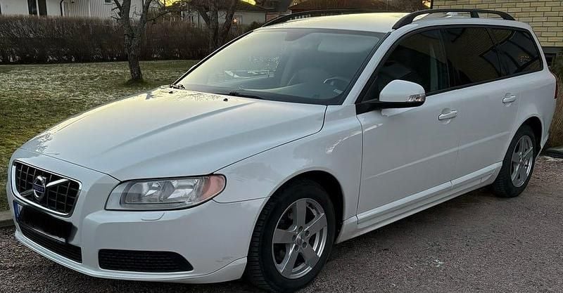 Vit Begagnad 2011 Volvo V70 Drive Kinetic Kombi | 68 000 kr (Marknadspris) - Bild 1/4